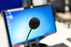 Microphone au studio d'enregistrement ou à la station de radio images libres de droits Microphone au studio d'enregistrement ou à la station de radio images libres de droits