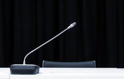 Microphone dans la pièce de conférence de presse images stock Microphone dans la pièce de conférence de presse images stock
