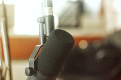 Microphone de studio sur la radio photos libres de droits Microphone de studio sur la radio photos libres de droits
