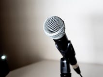 Microphone et support dans le blanc et le noir photo libre de droits Microphone et support dans le blanc et le noir photo libre de droits