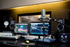 Microphone professionnel dans le studio d'enregistrement photo libre de droits Microphone professionnel dans le studio d'enregistrement photo libre de droits