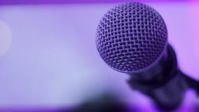Microphone sur l'étape avec l'éclairage coloré banque de vidéos Microphone sur l'étape avec l'éclairage coloré banque de vidéos