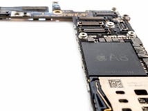 Microplaqueta do processador central IC do iPhone 6 de Apple fotos de stock royalty free Microplaqueta do processador central IC do iPhone 6 de Apple fotos de stock royalty free