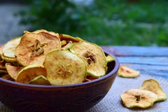 Microplaquetas orgânicas da maçã Frutas secadas Petisco doce saudável Alimento desidratado e cru Copie o espaço fotos de stock Microplaquetas orgânicas da maçã Frutas secadas Petisco doce saudável Alimento desidratado e cru Copie o espaço fotos de stock