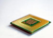 Microprocesador aislado del primer que miente en la tabla blanca imágenes de archivo libres de regalías Microprocesador aislado del primer que miente en la tabla blanca imágenes de archivo libres de regalías