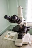 Microscope Vrai matériel médical pour l'analyse de sang photos libres de droits Microscope Vrai matériel médical pour l'analyse de sang photos libres de droits