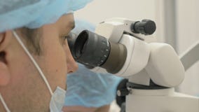 Microscopio utilizzato medico Il dentista sta curando il paziente in ufficio dentario moderno Lavoro dell'ortodontista con l'assi stock footage Microscopio utilizzato medico Il dentista sta curando il paziente in ufficio dentario moderno Lavoro dell'ortodontista con l'assi stock footage
