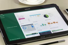Microsoft Office Excel app op Samsung-tablet stock foto's Microsoft Office Excel app op Samsung-tablet stock foto's