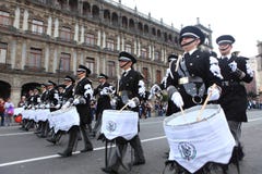 Middelbare school het marcheren band, Mexico-City royalty-vrije stock foto Middelbare school het marcheren band, Mexico-City royalty-vrije stock foto