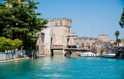 Middeleeuws kasteel Scaliger in oude stad van Sirmione mooi LAK stock fotografie Middeleeuws kasteel Scaliger in oude stad van Sirmione mooi LAK stock fotografie