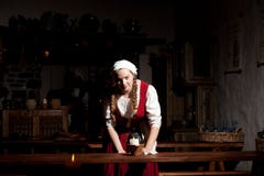 Middeleeuws stijlmeisje bij restorant van Tallinn royalty-vrije stock afbeelding Middeleeuws stijlmeisje bij restorant van Tallinn royalty-vrije stock afbeelding