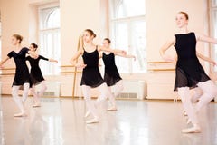 Middelgrote groep tieners die klassiek ballet uitoefenen stock fotografie Middelgrote groep tieners die klassiek ballet uitoefenen stock fotografie