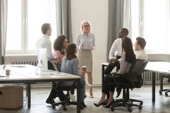 Midden oude opleidende de internenwerknemers van de onderneemster chef- mentor in bureau stock afbeeldingen Midden oude opleidende de internenwerknemers van de onderneemster chef- mentor in bureau stock afbeeldingen