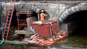 Middlebury, Vermont budowy załoga Używa Jackhammer Rzeźbić Oddalonego Starego most - 20181010 - zbiory Middlebury, Vermont budowy załoga Używa Jackhammer Rzeźbić Oddalonego Starego most - 20181010 - zbiory