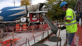 Middlebury, Vermont Cementowy Ciężarowy usypu beton Dla Nowej chodniczek budowy Jako załoga poziomy - 20181010 - zdjęcie wideo Middlebury, Vermont Cementowy Ciężarowy usypu beton Dla Nowej chodniczek budowy Jako załoga poziomy - 20181010 - zdjęcie wideo