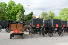 MIDDLEBURY, ИНДИАНА, СОЕДИНЕННЫЕ ШТАТЫ - 22-ое мая 2018: Взгляд экипажа Амишей вдоль города, известный для простого прожития с стоковая фотография MIDDLEBURY, ИНДИАНА, СОЕДИНЕННЫЕ ШТАТЫ - 22-ое мая 2018: Взгляд экипажа Амишей вдоль города, известный для простого прожития с стоковая фотография
