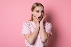 Midja upp st?enden av den chockade och f?rskr?ckta flickan i dvala som loking bekymrade och livr?dda lyftande h?nder, ?ppen mun arkivfoton Midja upp st?enden av den chockade och f?rskr?ckta flickan i dvala som loking bekymrade och livr?dda lyftande h?nder, ?ppen mun arkivfoton