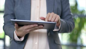 Midsection van onderneemster die slimme telefoon in bureau met behulp van stock videobeelden Midsection van onderneemster die slimme telefoon in bureau met behulp van stock videobeelden