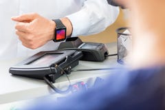 Midsection της πληρωμής πελατών μέσω Smartwatch στο μετρητή στο Π στοκ φωτογραφίες με δικαίωμα ελεύθερης χρήσης Midsection της πληρωμής πελατών μέσω Smartwatch στο μετρητή στο Π στοκ φωτογραφίες με δικαίωμα ελεύθερης χρήσης