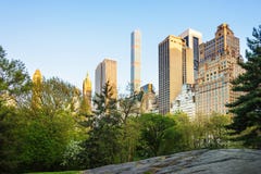 Midtown Manhattan com a skyline do Central Park dos arranha-céus do leste foto de stock Midtown Manhattan com a skyline do Central Park dos arranha-céus do leste foto de stock