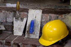 Miejsce pracy dla mistrza od kłaść płytki Narzędzia i accessorie obrazy stock Miejsce pracy dla mistrza od kłaść płytki Narzędzia i accessorie obrazy stock