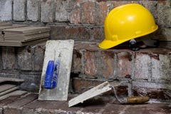 Miejsce pracy dla mistrza od kłaść płytki Narzędzia i accessorie zdjęcie stock Miejsce pracy dla mistrza od kłaść płytki Narzędzia i accessorie zdjęcie stock