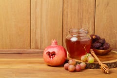 Miele, melograno ed uva sopra fondo di legno Hashana ebreo di Rosh del nuovo anno Immagine Stock Libera da Diritti Miele, melograno ed uva sopra fondo di legno Hashana ebreo di Rosh del nuovo anno Immagine Stock Libera da Diritti