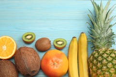 mieszanka świeży koks, banan, kiwi owoc, pomarańcze i ananas na błękitnym drewnianym tle, Odgórny widok z kopii przestrzenią zdjęcie royalty free mieszanka świeży koks, banan, kiwi owoc, pomarańcze i ananas na błękitnym drewnianym tle, Odgórny widok z kopii przestrzenią zdjęcie royalty free