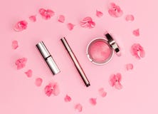 Mieszkanie nieatutowy sk?ad z makeup menchiami i produktami kwitnie w kszta?cie serce na r obrazy royalty free Mieszkanie nieatutowy sk?ad z makeup menchiami i produktami kwitnie w kszta?cie serce na r obrazy royalty free