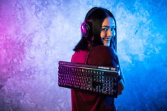 ?mieszna g?upka gamer dziewczyna pozuje z hazard klawiatur?, bawi? si? gry komputerowe zdjęcia stock ?mieszna g?upka gamer dziewczyna pozuje z hazard klawiatur?, bawi? si? gry komputerowe zdjęcia stock
