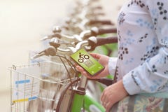 Mieten des Fahrrades vom städtischen Fahrrad, das Station teilt Stockfotos Mieten des Fahrrades vom städtischen Fahrrad, das Station teilt Stockfotos