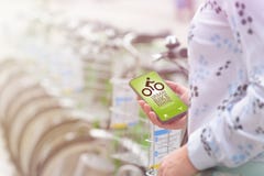 Mieten des Fahrrades vom städtischen Fahrrad, das Station teilt Lizenzfreie Stockbilder Mieten des Fahrrades vom städtischen Fahrrad, das Station teilt Lizenzfreie Stockbilder