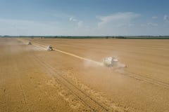 Mietitrebbiatrice che lavora ad un campo di frumento Mietitrebbiatrice EA fotografia stock libera da diritti Mietitrebbiatrice che lavora ad un campo di frumento Mietitrebbiatrice EA fotografia stock libera da diritti