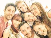 Migliori amici felici che prendono selfie e che si divertono insieme fotografia stock Migliori amici felici che prendono selfie e che si divertono insieme fotografia stock