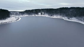 Migrar sobre a floresta da neve e o lago congelado na primeira neve filme Migrar sobre a floresta da neve e o lago congelado na primeira neve filme