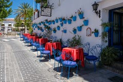 MIJAS, ANDALUCIA/SPAIN - 3 JUILLET : Café typique de rue à Mijas photo libre de droits MIJAS, ANDALUCIA/SPAIN - 3 JUILLET : Café typique de rue à Mijas photo libre de droits