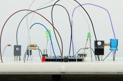 Mikrokontroller för bräde för elektronisk strömkrets diy med resisteren, tran fotografering för bildbyråer Mikrokontroller för bräde för elektronisk strömkrets diy med resisteren, tran fotografering för bildbyråer
