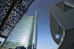 Milaan, Itali? 21 maart 2019 Onroerende goederencomplex met de Unicredit-wolkenkrabber in Piazza Gael Aulenti stock afbeelding Milaan, Itali? 21 maart 2019 Onroerende goederencomplex met de Unicredit-wolkenkrabber in Piazza Gael Aulenti stock afbeelding