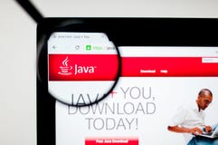 Milaan, Italië - Augustus 10, 2017: De websitehomepage van Java Het is een reeks computersoftware en specificaties Zichtbare het vector illustratie Milaan, Italië - Augustus 10, 2017: De websitehomepage van Java Het is een reeks computersoftware en specificaties Zichtbare het vector illustratie