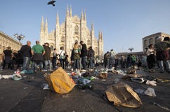 MILAAN, Italië: 25 Oktober 2018: Afval in Duomo-vierkant, Milaan, Lombardije royalty-vrije stock foto's MILAAN, Italië: 25 Oktober 2018: Afval in Duomo-vierkant, Milaan, Lombardije royalty-vrije stock foto's