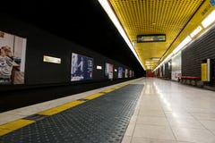 MILAN, ITALIE - 28 DÉCEMBRE 2017 : Plate-forme souterraine de station de métro Porta Romana à Milan photographie stock libre de droits MILAN, ITALIE - 28 DÉCEMBRE 2017 : Plate-forme souterraine de station de métro Porta Romana à Milan photographie stock libre de droits