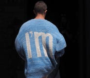 MILAN, ITALIE - 15 JUIN 2018 : L'homme excentrique arrive POUR REPRÉSENTER le défilé de mode, pendant le Milan Fashion Week images libres de droits MILAN, ITALIE - 15 JUIN 2018 : L'homme excentrique arrive POUR REPRÉSENTER le défilé de mode, pendant le Milan Fashion Week images libres de droits