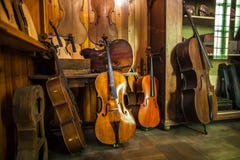 MILAN, ITALIE - 9 JUIN 2016 : violons antiques à la Science et image libre de droits MILAN, ITALIE - 9 JUIN 2016 : violons antiques à la Science et image libre de droits
