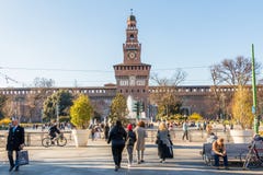 Milan, Italie - 8 mars 2019 : En centre ville Milan serré devant le château de Sforzesco, Italie photos stock Milan, Italie - 8 mars 2019 : En centre ville Milan serré devant le château de Sforzesco, Italie photos stock