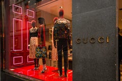 Milan, Italie - 9 octobre 2016 : Fenêtre de boutique et entrée d'un GU image stock Milan, Italie - 9 octobre 2016 : Fenêtre de boutique et entrée d'un GU image stock