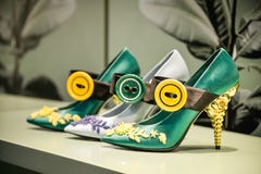 Milan, Italie - 24 septembre 2017 : Chaussures de Prada dans un magasin de Milan photo libre de droits Milan, Italie - 24 septembre 2017 : Chaussures de Prada dans un magasin de Milan photo libre de droits