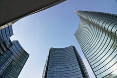 Milan Italien Mars 21 2019 Fastighetkomplexet med den Unicredit skyskrapan i piazza Gael Aulenti arkivfoto Milan Italien Mars 21 2019 Fastighetkomplexet med den Unicredit skyskrapan i piazza Gael Aulenti arkivfoto