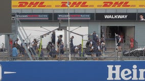 Milan Italien - September 15, 2018: Mekanikerändringsgummihjul stock video Milan Italien - September 15, 2018: Mekanikerändringsgummihjul stock video