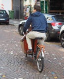 Milan Italy 1 MEI 2018: Fiets die de dienstrekken in Milaan delen royalty-vrije stock afbeeldingen Milan Italy 1 MEI 2018: Fiets die de dienstrekken in Milaan delen royalty-vrije stock afbeeldingen