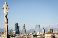 Milano, horizonte con los nuevos rascacielos imagen de archivo Milano, horizonte con los nuevos rascacielos imagen de archivo